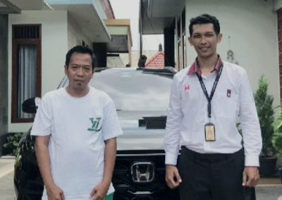 Foto-Serah-Terima-Mobil-Honda-Bali-oleh-sales-mobil-Dealer-Honda-Bali-foto-2