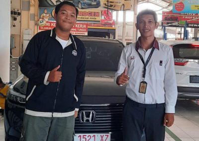 Foto-Serah-Terima-Mobil-Honda-Bali-oleh-sales-mobil-Dealer-Honda-Bali-foto-3